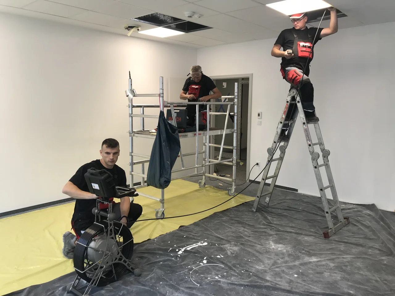 Zespół NURTEX przy pracach instalacyjnych z dostępem przez sufit podwieszany.